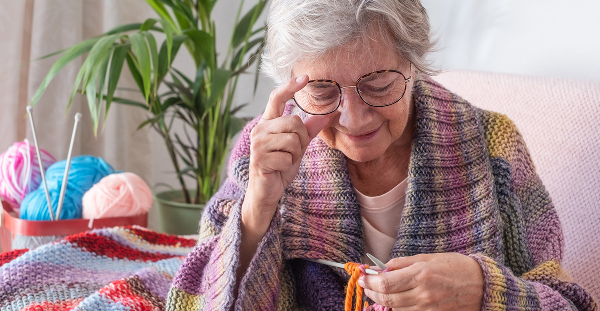 senior-knitting-to-help-with-dementia