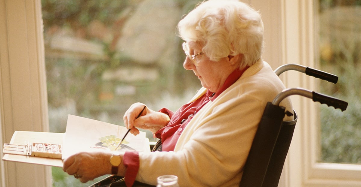 senior-watercolor-painting-to-help-with-dementia