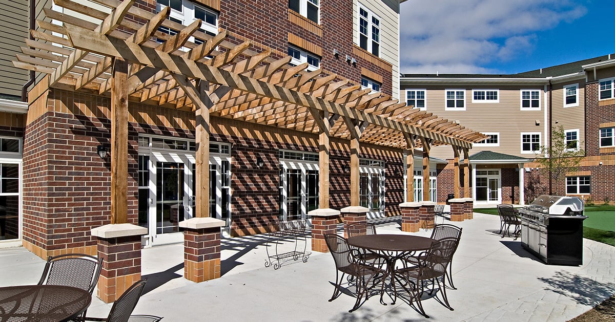 Highview Hills outdoor pergola and patio with grill